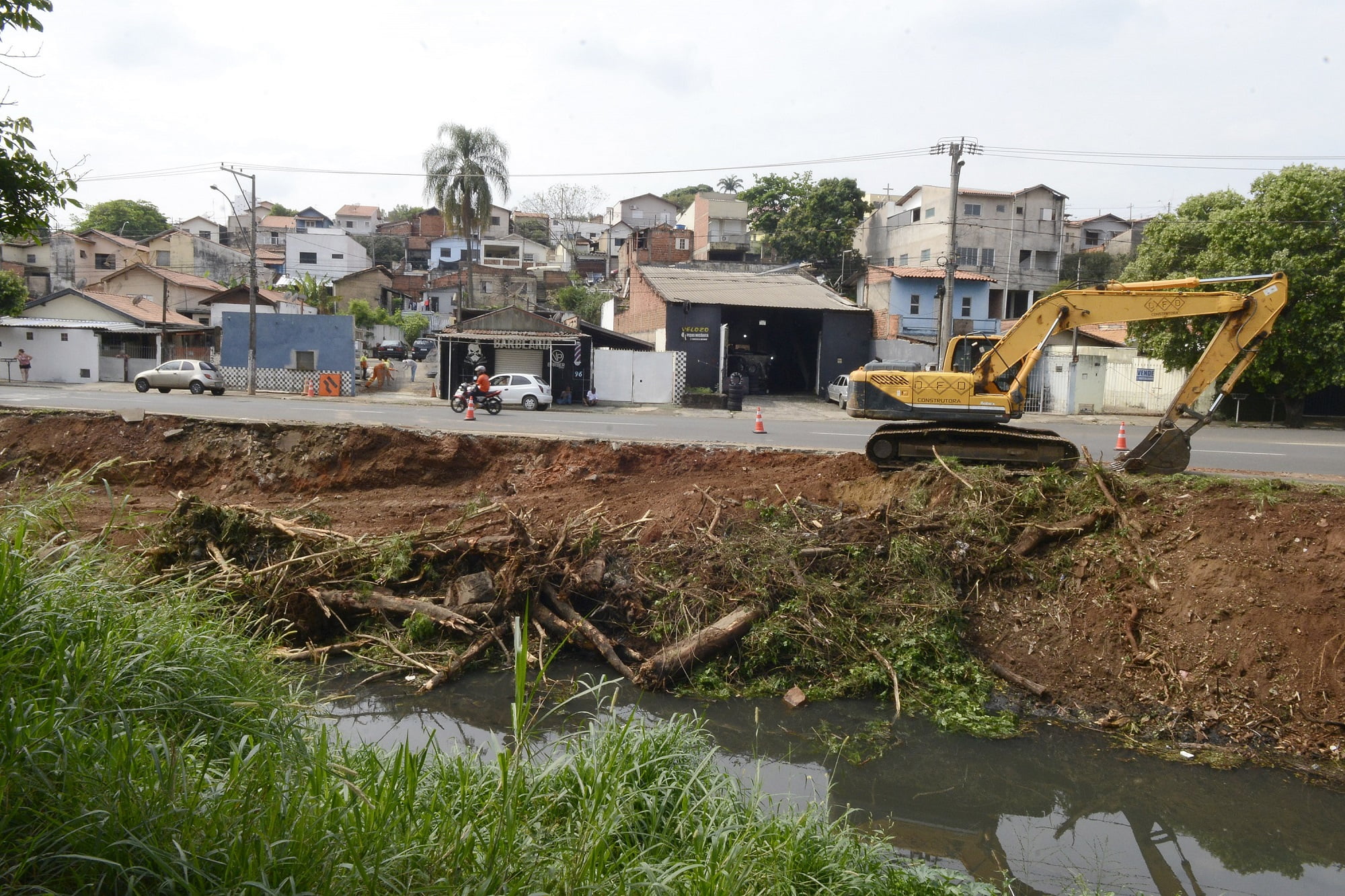 Prefeitura inicia obra de contenção de erosão no ribeirão do Enxofre