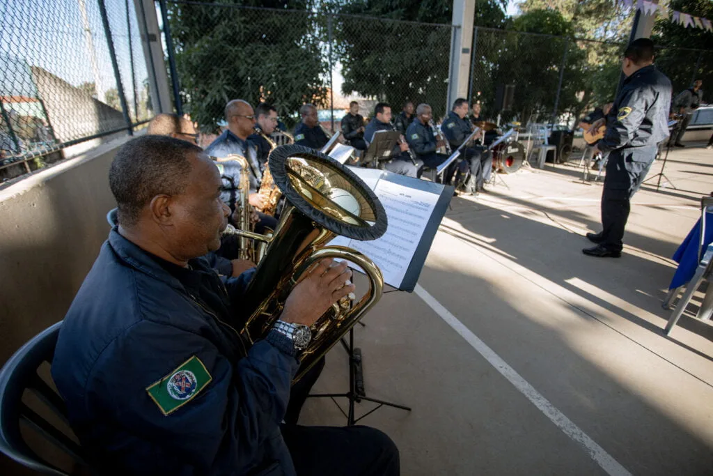 Banda da Guarda Civil durante apresentação em escola municipal