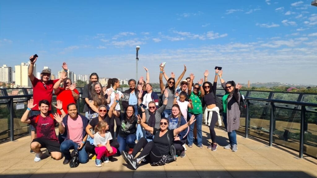 Turistas fazendo pose para fotos, no Elevador do Mirante