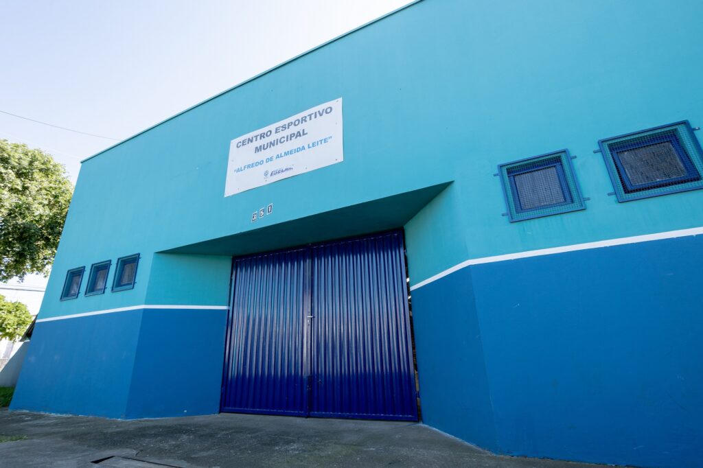 Imagem da fachada externa do ginásio, em tons de azul