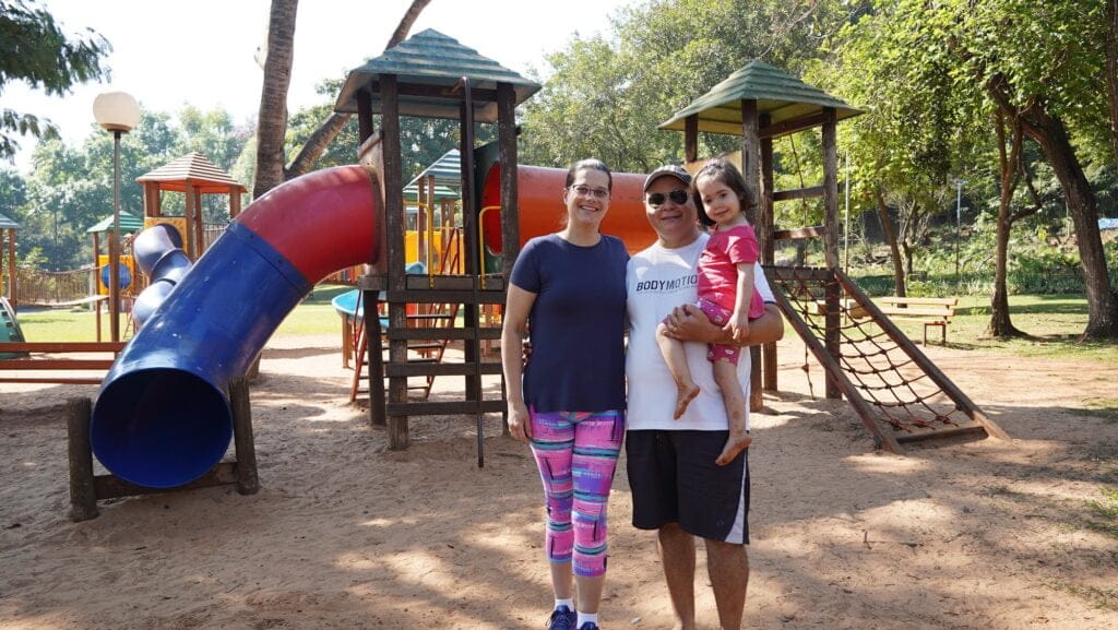 Imagem do casal com a filha