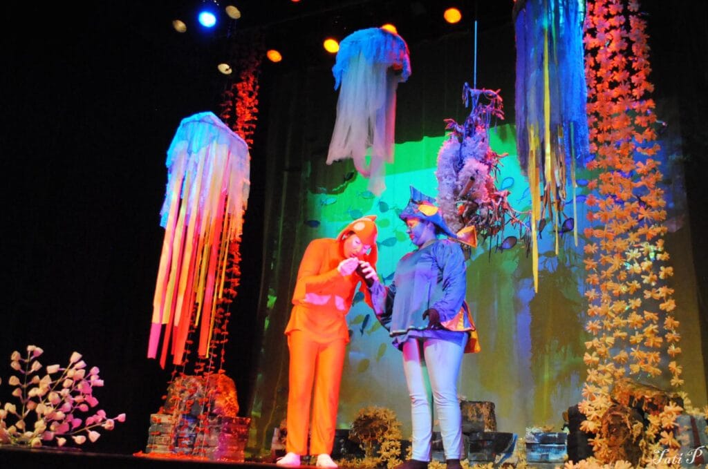 O cenário, os figurinos e os adereços são todos feitos com materiais recicláveis