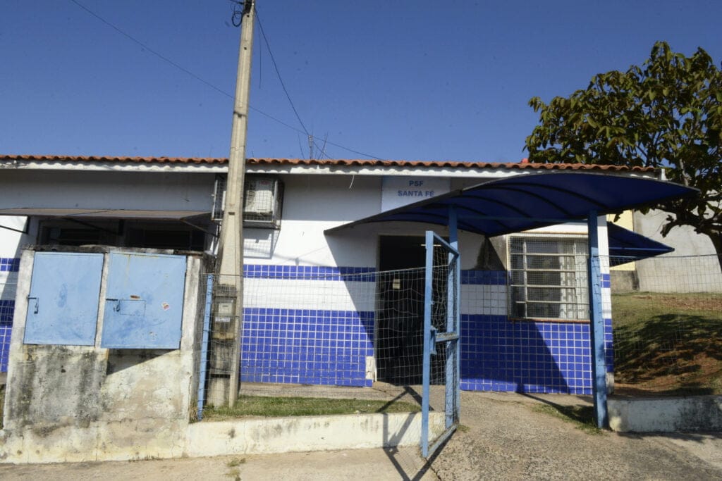 Imagem mostra a parte da frente da unidade de saúde da família do Santa Fé que passará por reformas