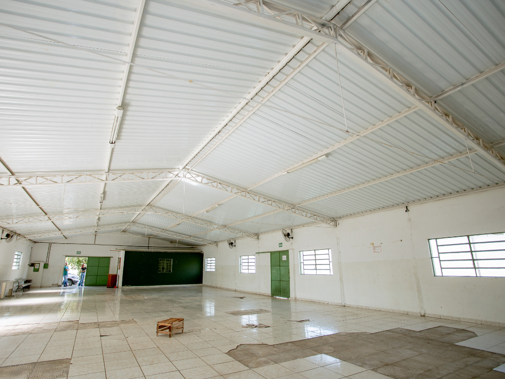 Parte interna do Centro Comunitário Nova Iguaçu que será reformado
