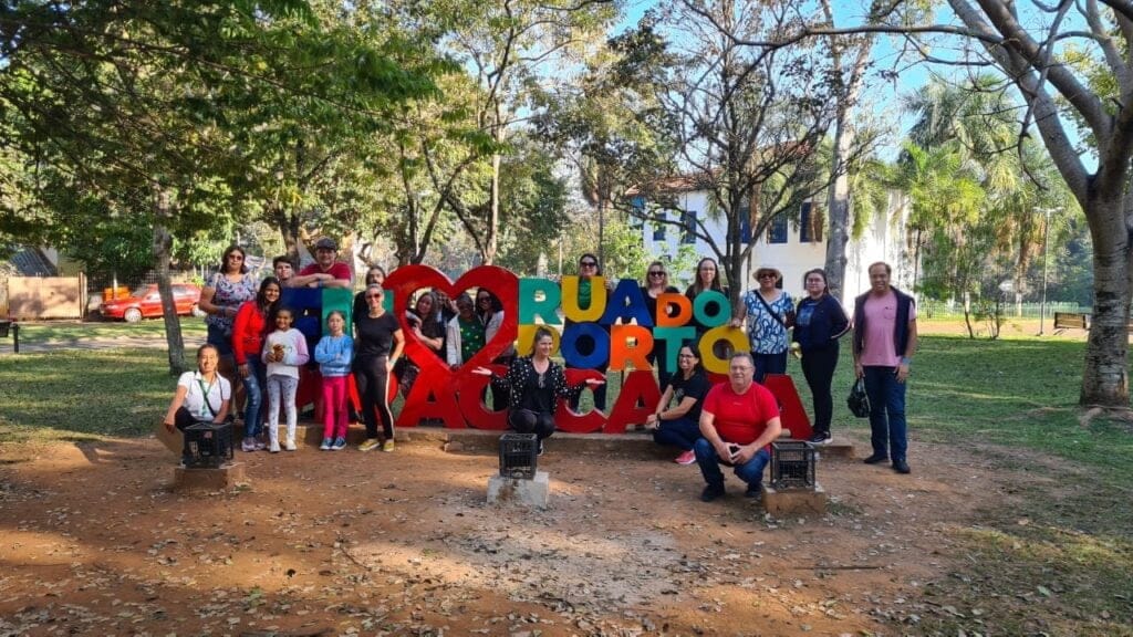 Turistas tirando fotos no Portal da Rua do Porto