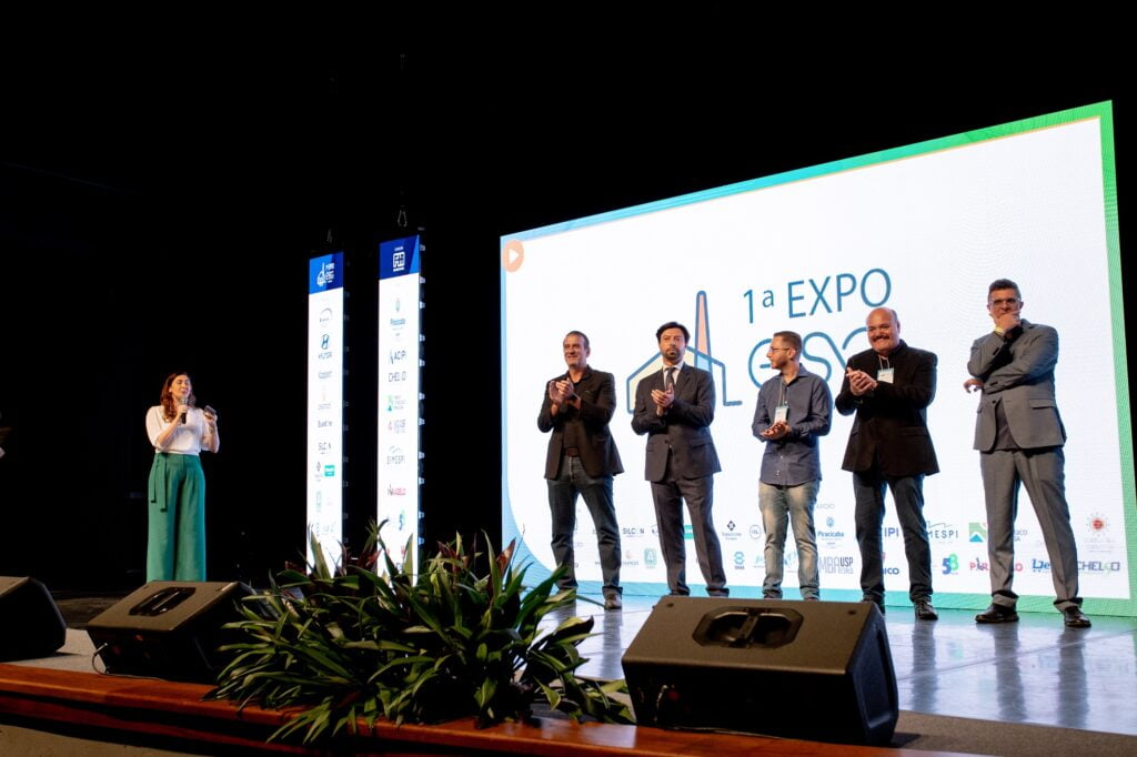 Imagem das cinco autoridades que subiram ao palco para a cerimônia de abertura do evento