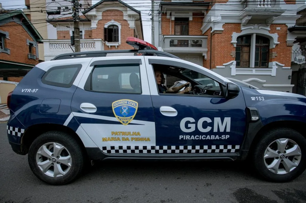 Viatura azul da Patrulha Maria da Penha em ronda pela cidade