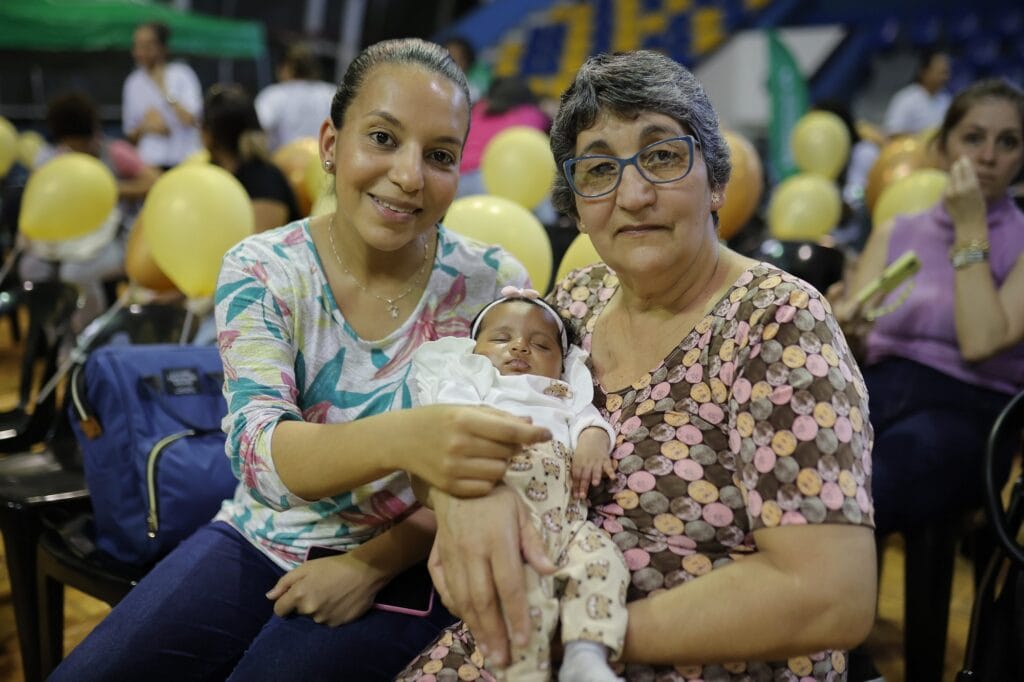 Duas mulheres com bebê no colo