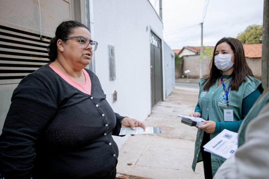 A moradora Roselene da Silva recebe a visita dos grupo de agentes de saúde e conversa com a ACS Juliana Artillia