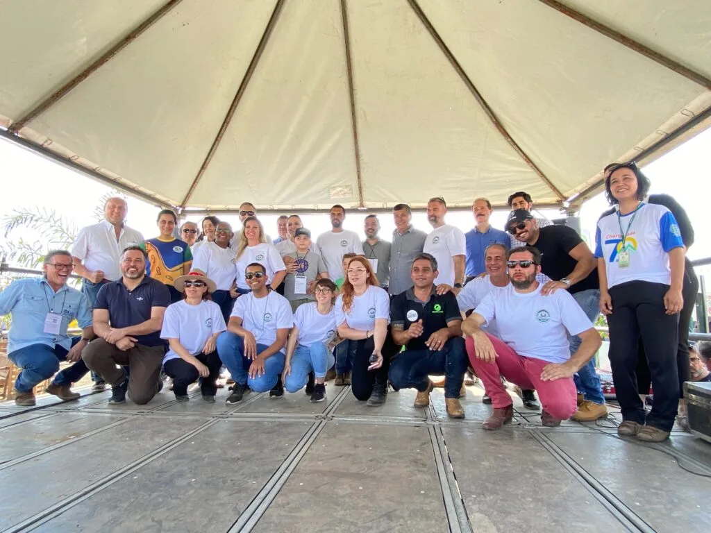 Autoridades da região e equipe da AgroCaipira Show posando para foto