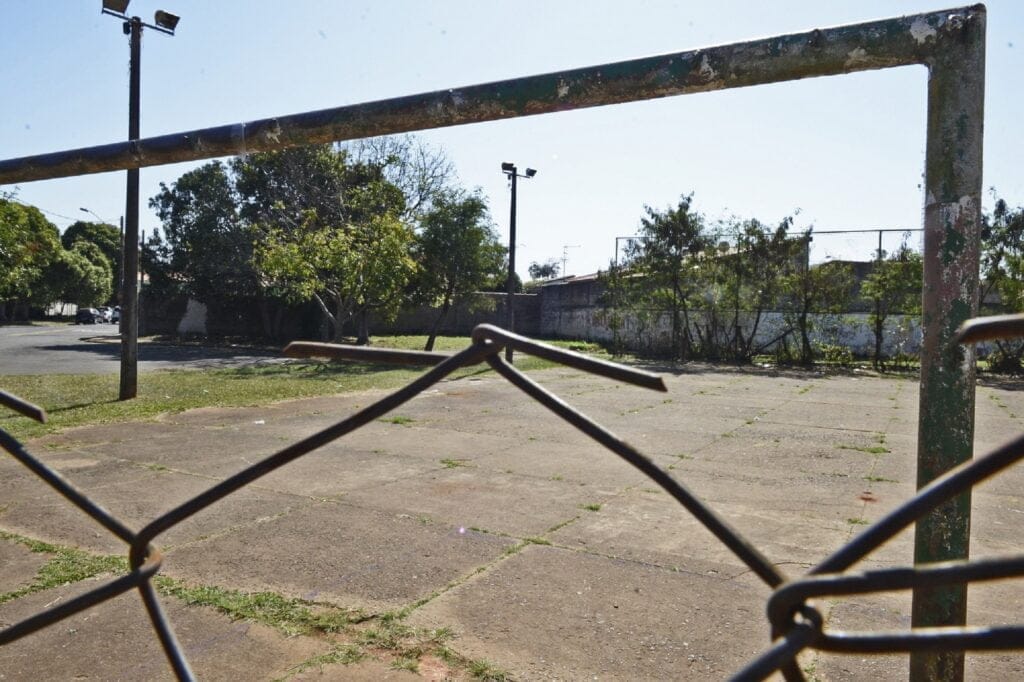 Alambrados danificados da quadra