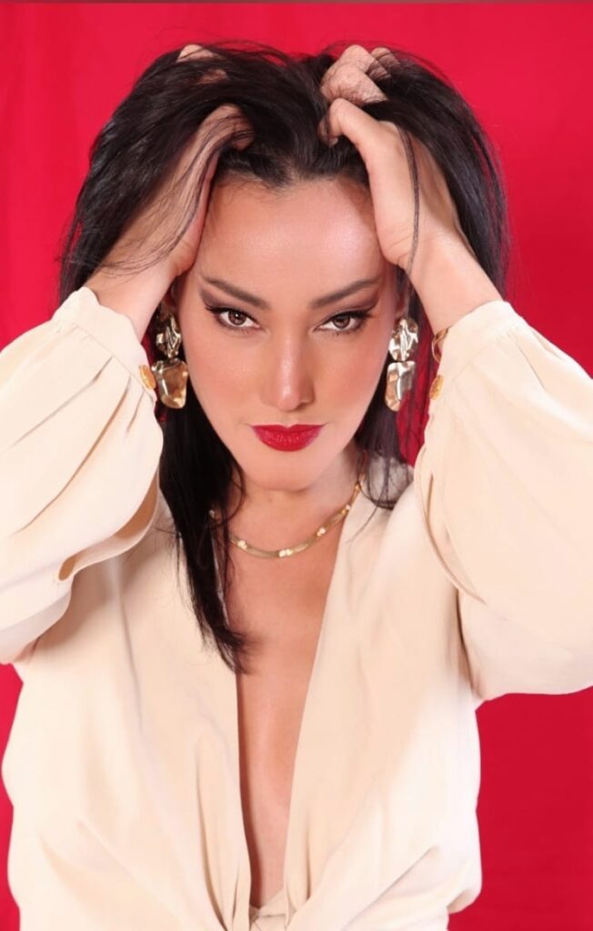 Imagem da cantora Ana Paula Moreti em close