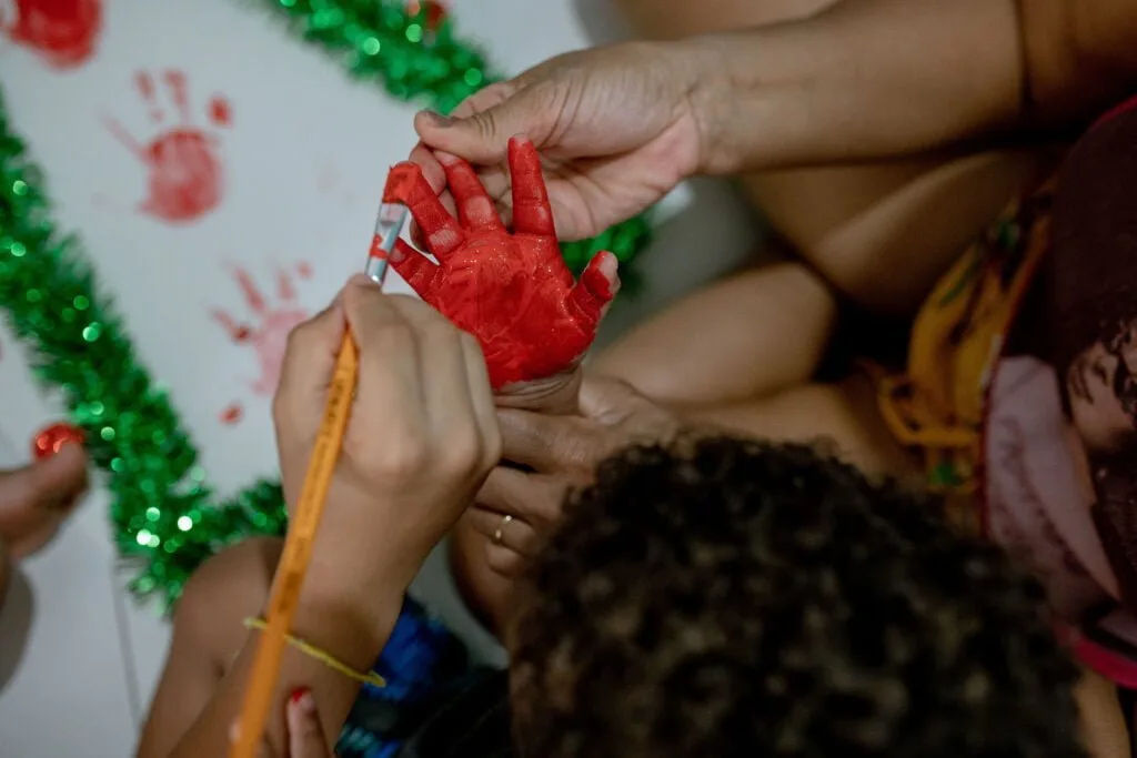 Atividade de pintura com criança e sua mãe, atendidos pelo Programa Criança Feliz