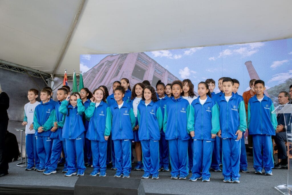 Crianças de uniforme azul