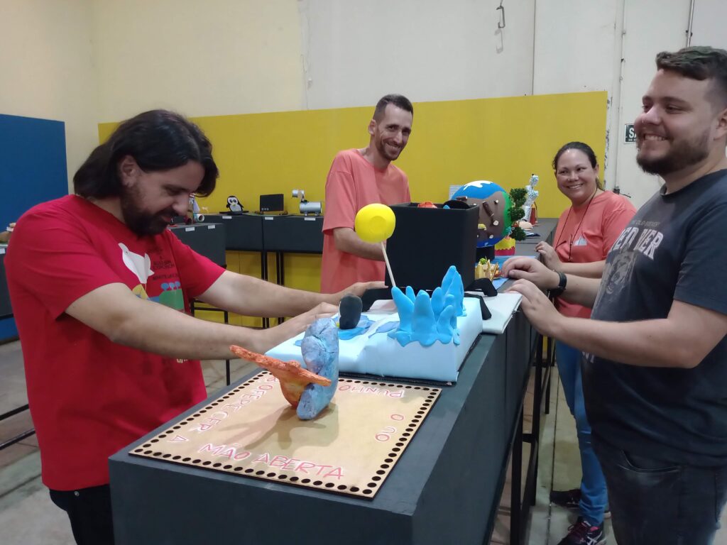 Imagem do Diretor do Salão, Junior Kadeshi (à esquerda), e equipe do Salão fazendo os últimos ajustes da exposição