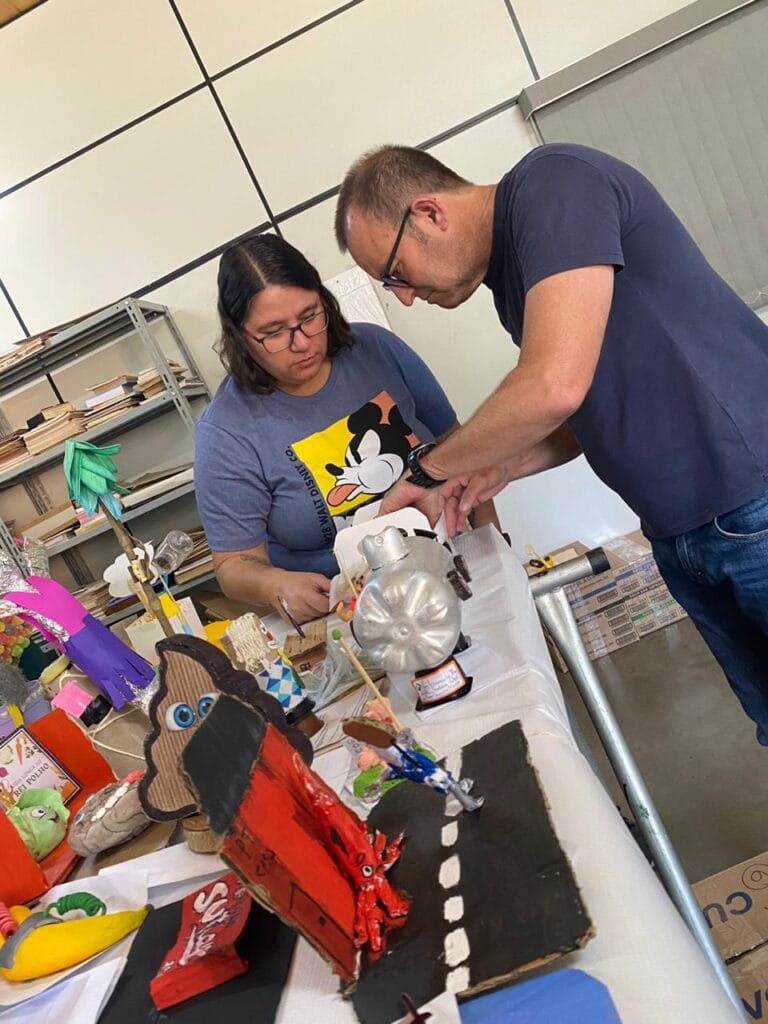 Fernanda e Spadotto analisam esculturas enviadas ao Salazinho