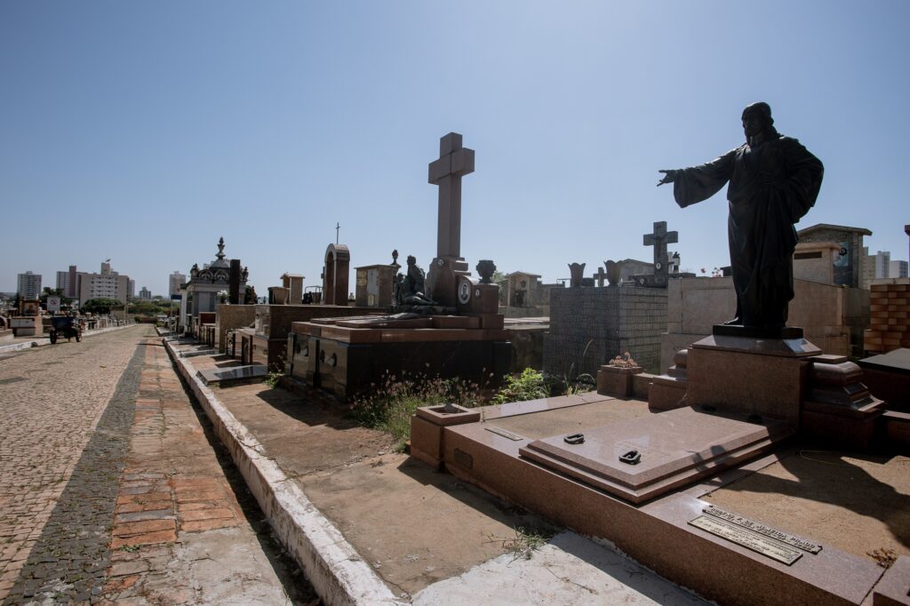 Imagem de túmulos do cemitério da Saudade, durante o dia
