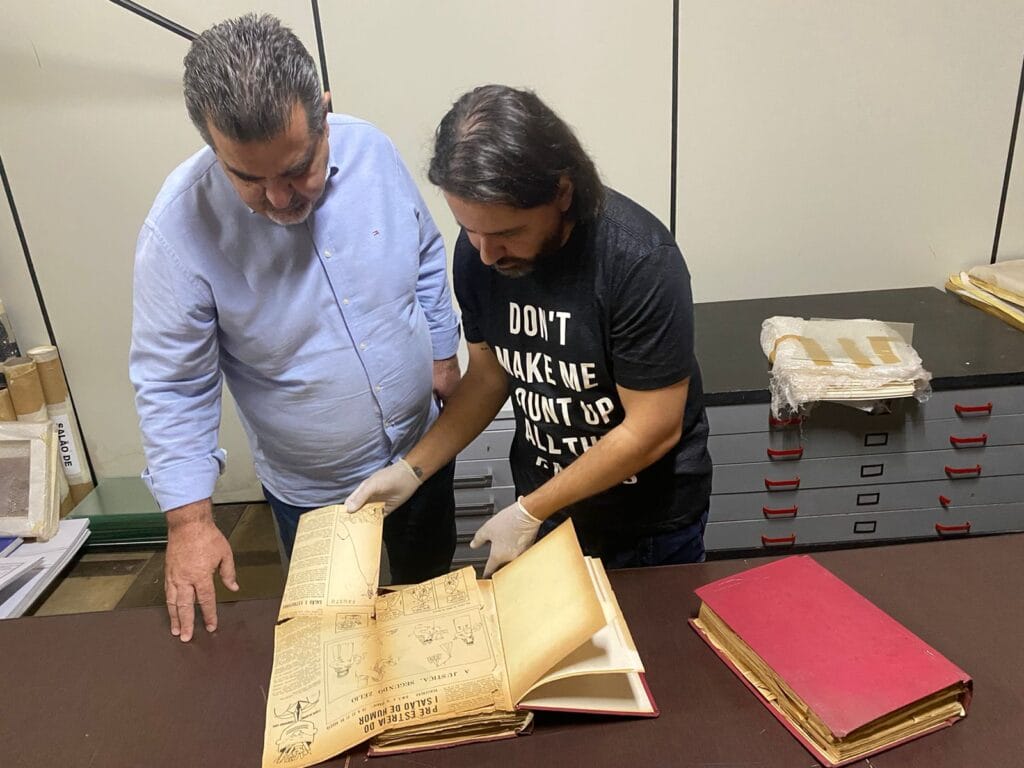 Junior Kadeshi mostra ata das primeiras edições ao secretário Carlos Beltrame