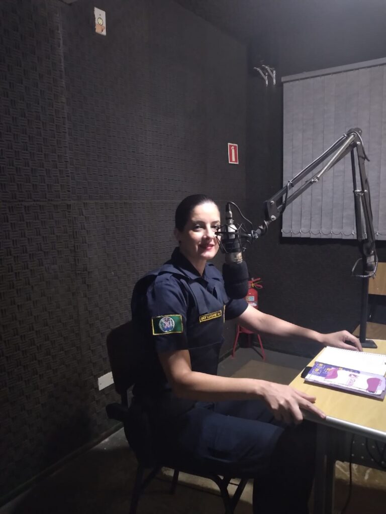Luciane Tovar, coordenadora da Patrulha, ao microfone