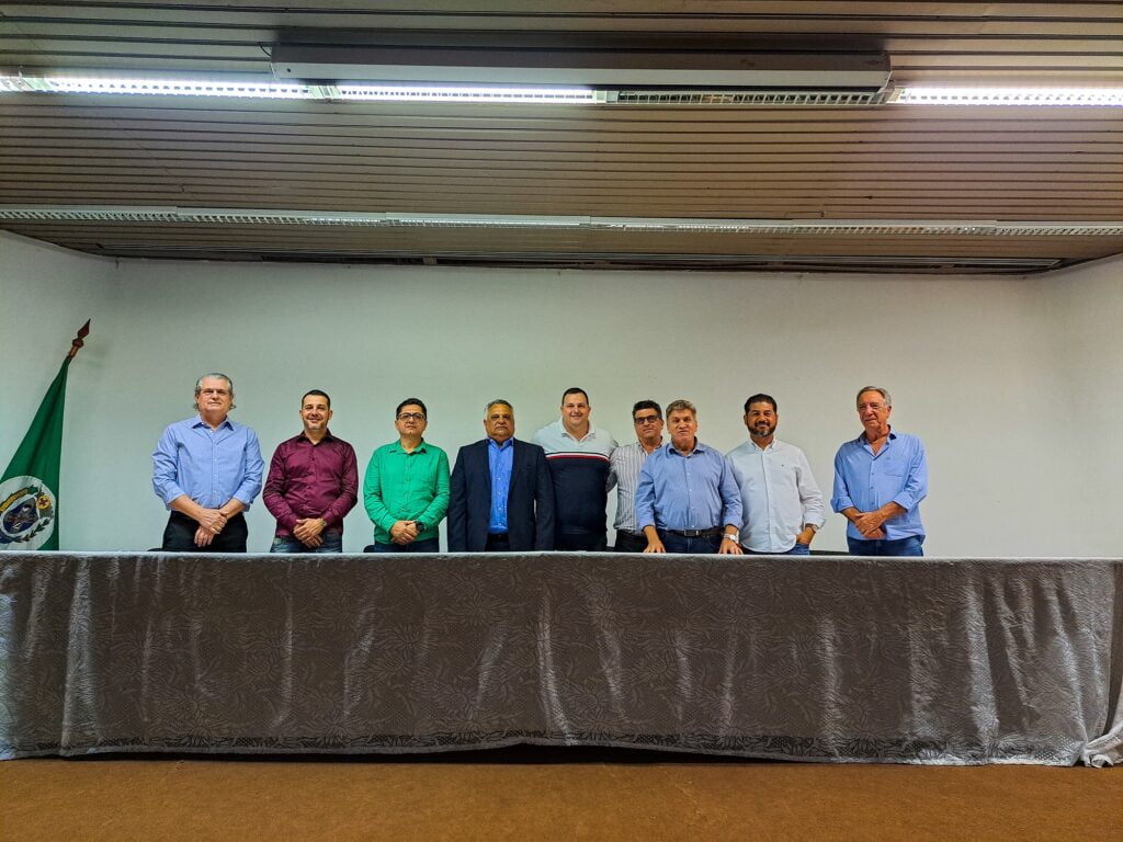 Oito homens em pé que formam a nova diretoria da Amoporto, junto do titular da Semdettur