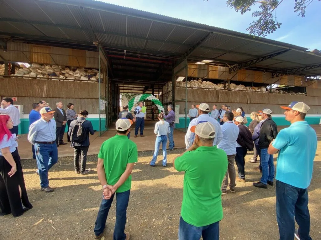 Diretor administrativo da Coplacana, Marcos Farhat, falando para dezenas de pessoas durante a comemoração 