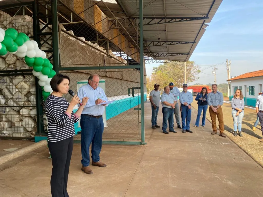 Nancy Thame, secretária da Sema, discursando durante a abertura do evento, ao lado do diretor administrativo da Coplacana, Marcos Farhat