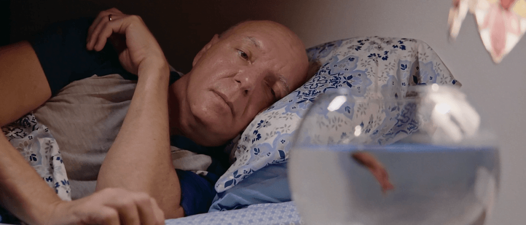 No drama experimental, um homem em estado terminal vive o fim de seu casamento