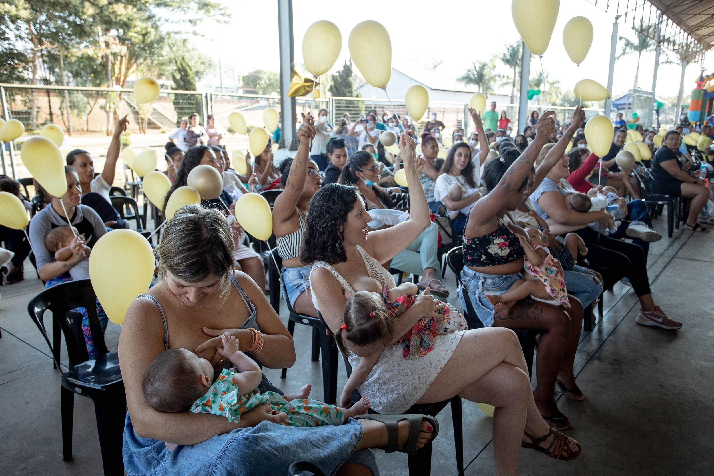 Mulheres amamentam seus bebes na Estação da Paulista e agitam balões em alusão ao Agosto Dourado realizado no ano passado