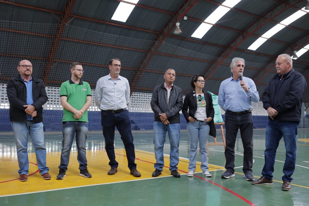 Imagem das autoridades que acompanharam a cerimônia de entrega da reforma do ginásio da Pauliceia