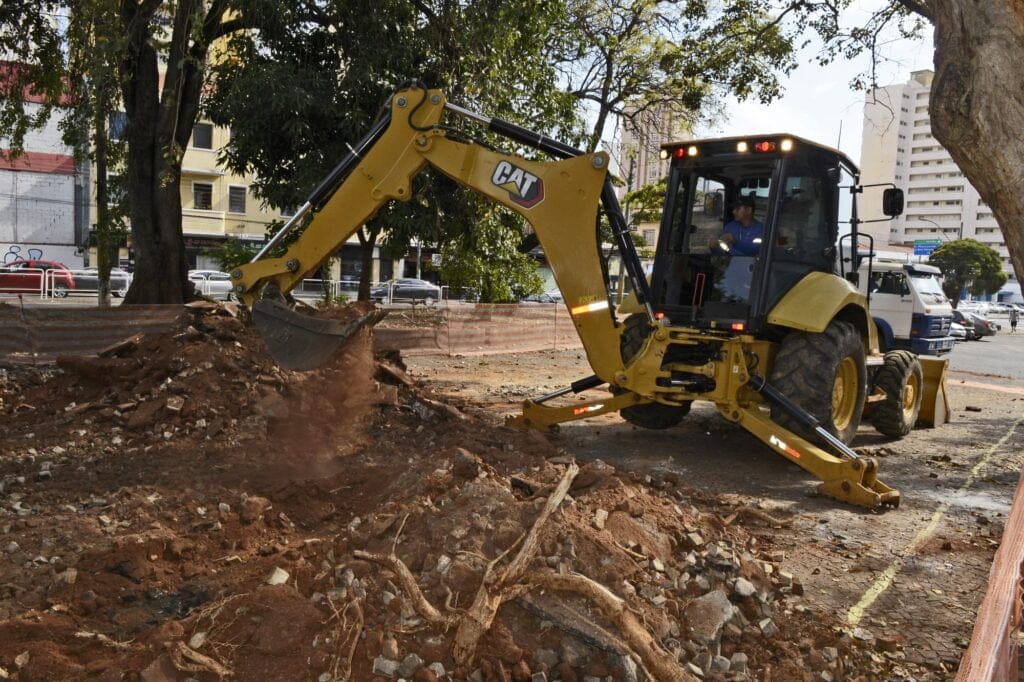 Imagem de maquinário fazendo obra em praça