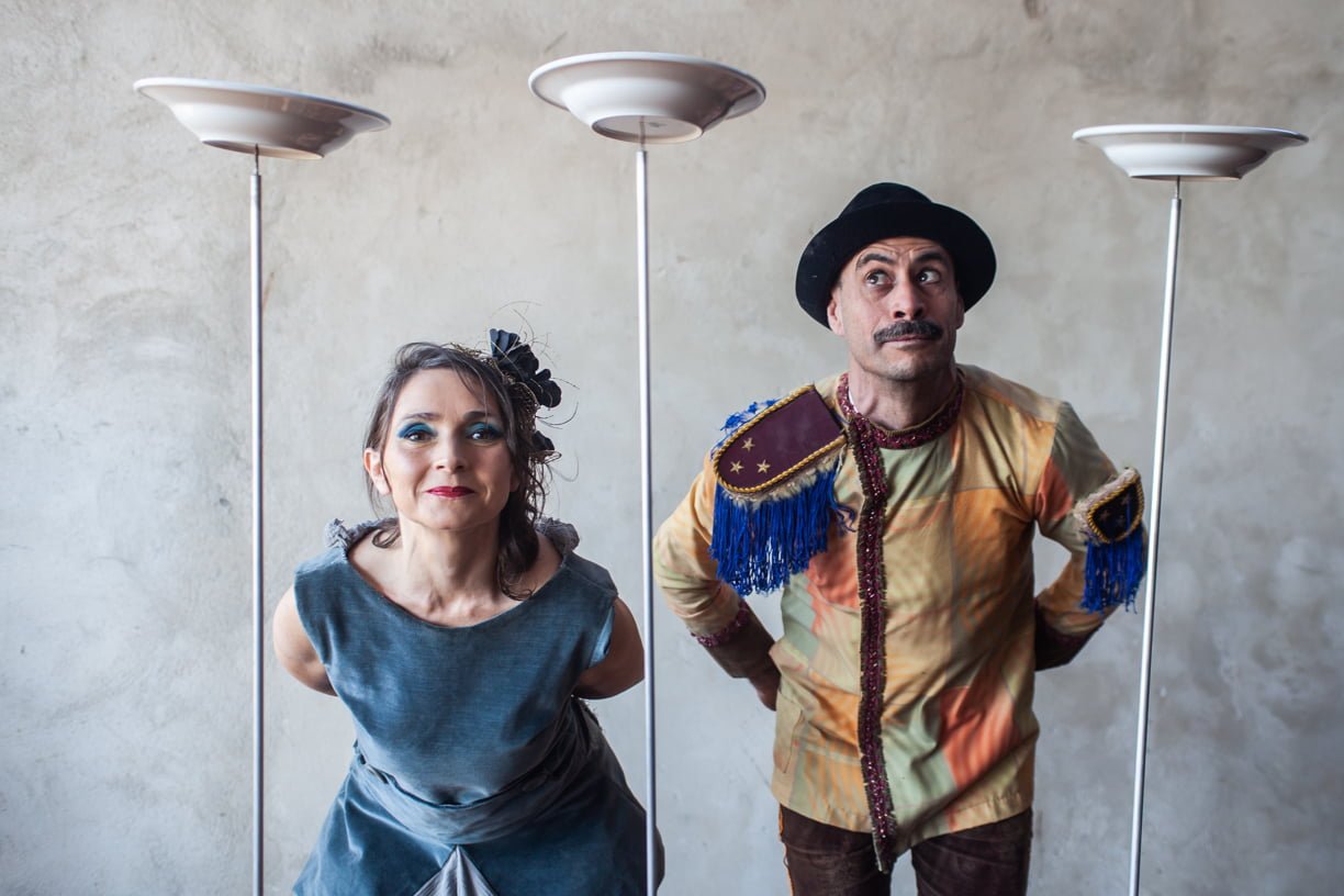 Os acrobatas Carlos e Marina dão vida as clássicas artes circenses