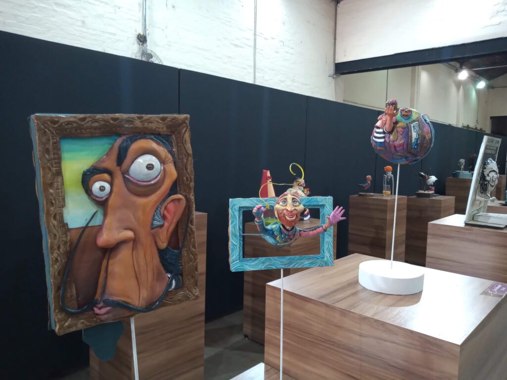 Imagem de várias esculturas no Salão de Humor