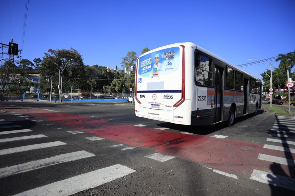 Imagem de ônibus do transporte público coletivo de Piracicaba em avenida da cidade