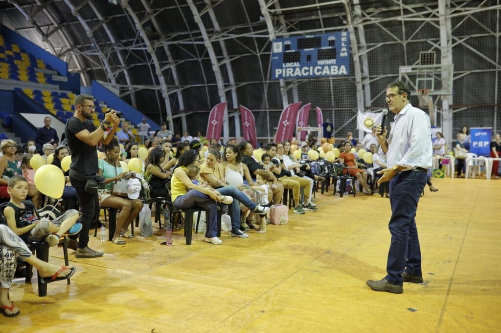 Prefeito Luciano Almeida, de camisa branca, fala ao microfone