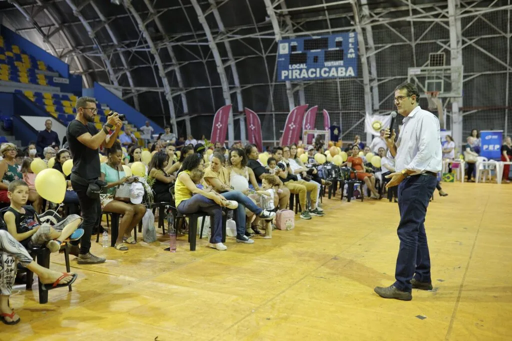 Prefeito Luciano Almeida, de camisa branca, fala ao microfone