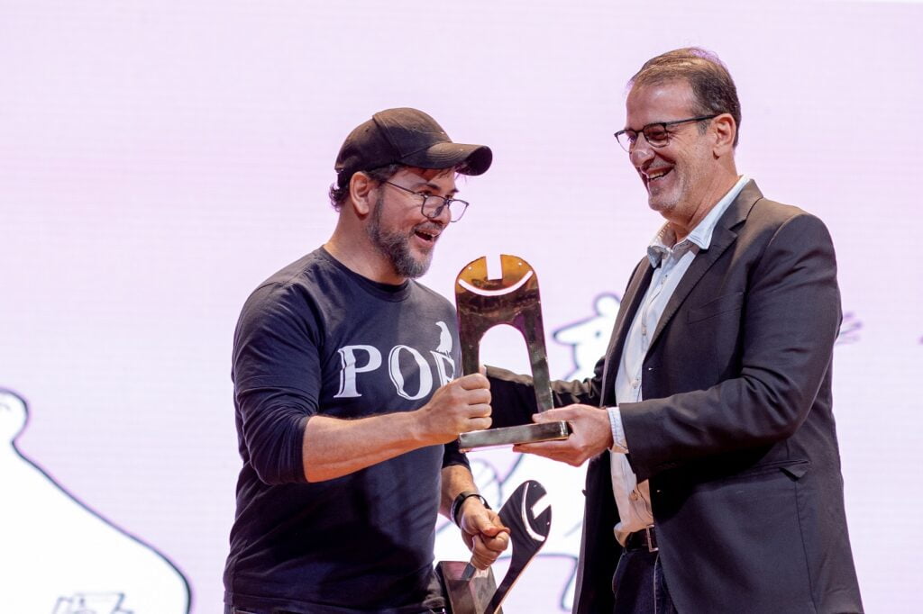Quinho, vencedor do Grande Prêmio, recebe troféu Zélio de Ouro das mãos do prefeito