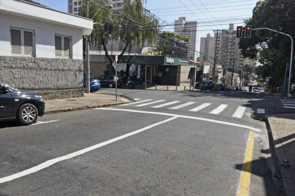Faixa de pedestre branca em esquina