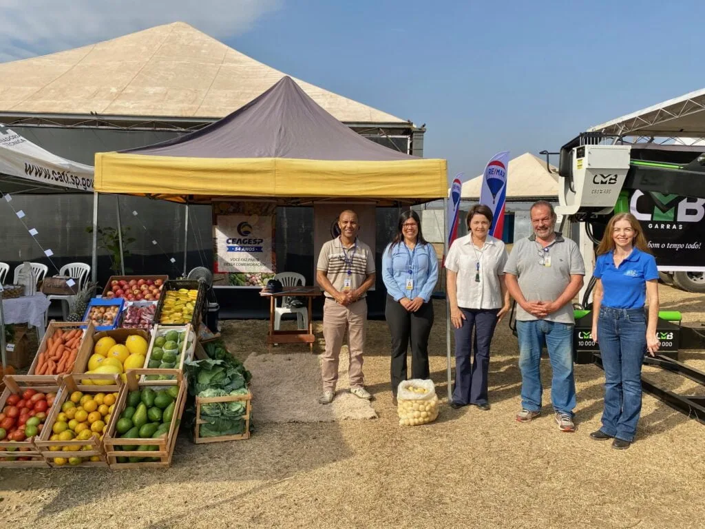 Secretária Nancy Thame e equipe da Ceagesp Piracicaba, em frente ao estande da Ceagesp na AgroCaipira Show