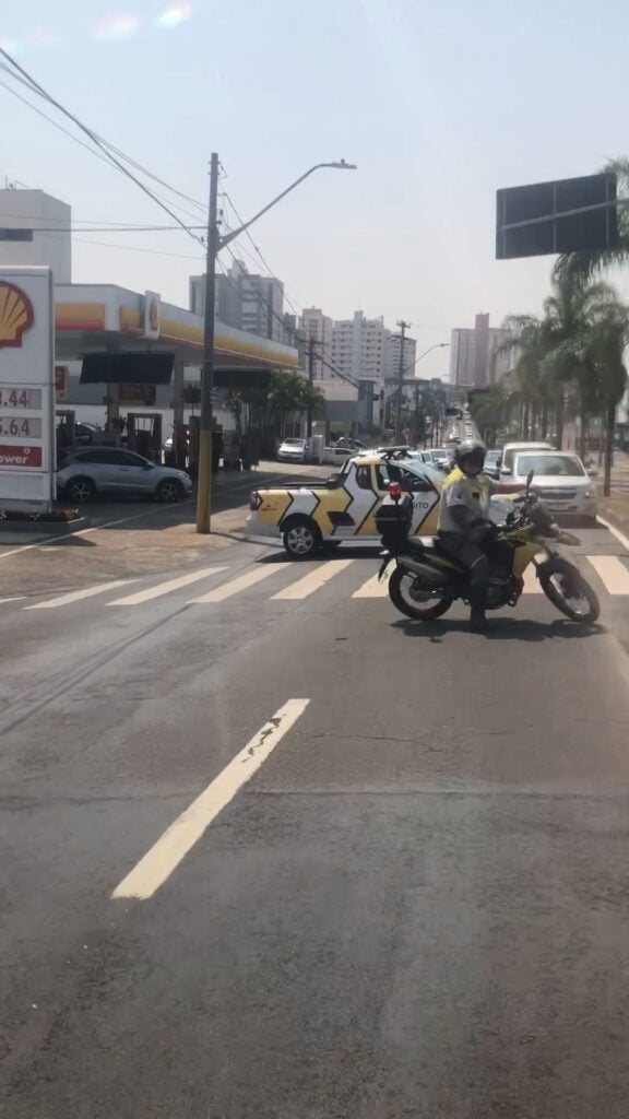 Imagem de agente de Semuttran, em moto, parando o trânsito em avenida de Piracicaba