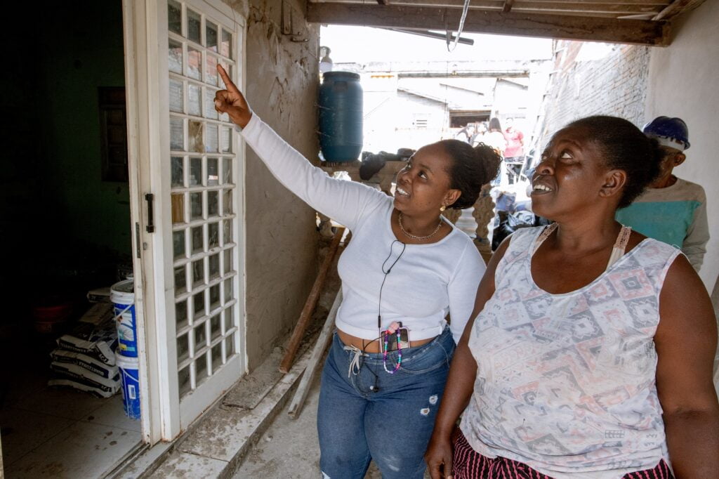 Imagens de duas mulheres, que são as moradoras da casa em reforma