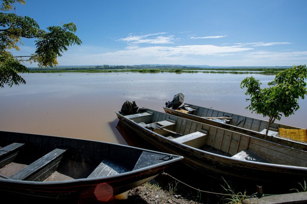 Imagem com três barcos parados em lagoa no bairro Tanquã em Piracicaba