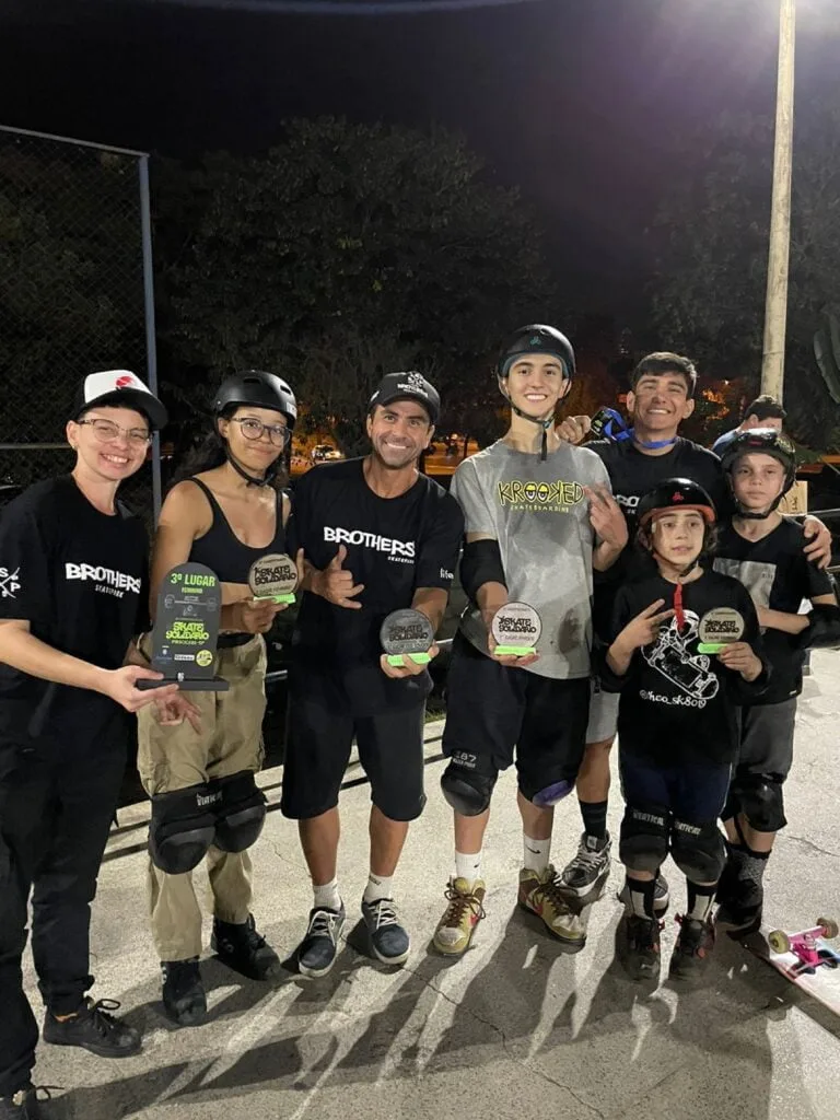 Grupo de competidores mostrando as medalhas