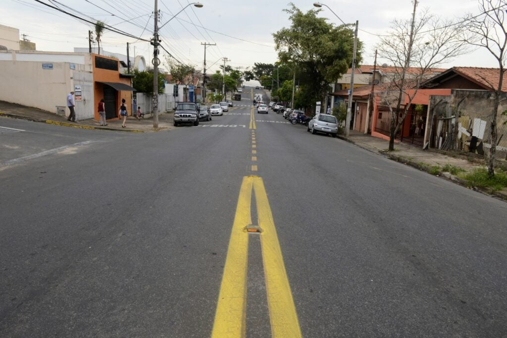 Avenida com faixa amarela ao centro