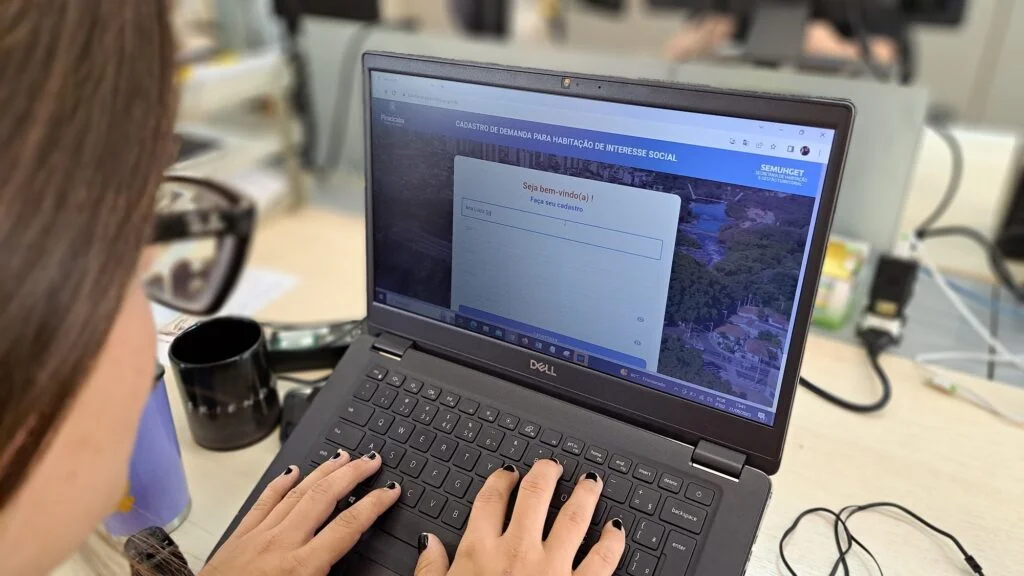 imagem de tela de computador com acesso ao site de cadastro mencionado na matéria