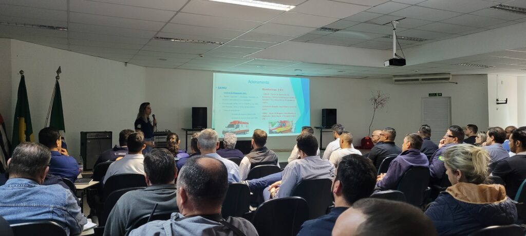 enfermeira Juliana, do Samu, fala para os mais de sessenta participantes da reunião sobre o atendimento de emergência na cidade