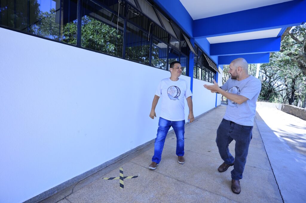 dois homens em pé conversando em Libras
