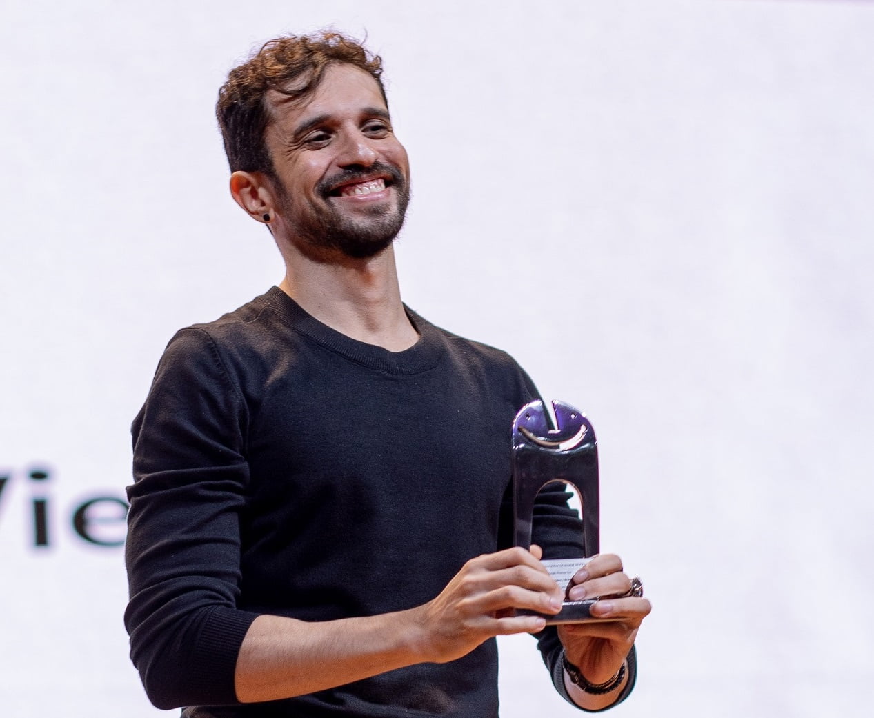 Dodô Vieira recebeu troféu Zélio de Menção Honrosa na abertura do 50 Salão, em agosto