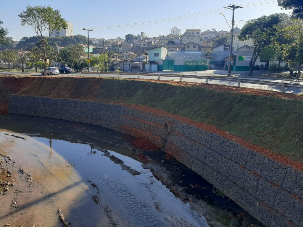Imagem do muro de contenção feito em 2021 no ribeirão do Enxofre