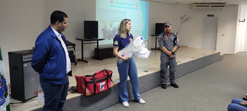 Ao lado do representante da Hyundai, Juliana e Sendin mostram as doações recebidas e agradece o emprenho da empresa em ajudar a população