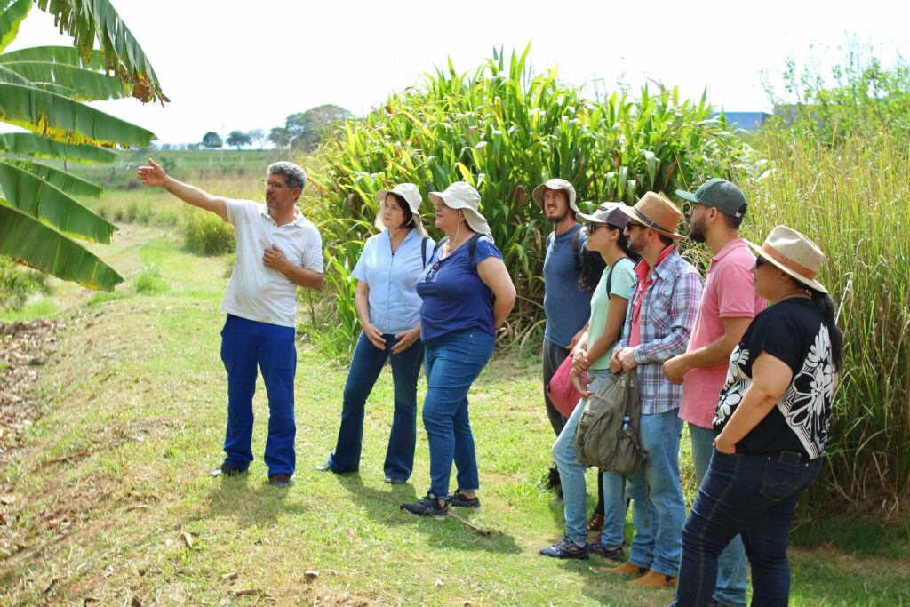 Equipe da Sema e produtores rurais assistem apresentação de pesquisador da Embrapa no sítio agroecológico em Jaguariúna